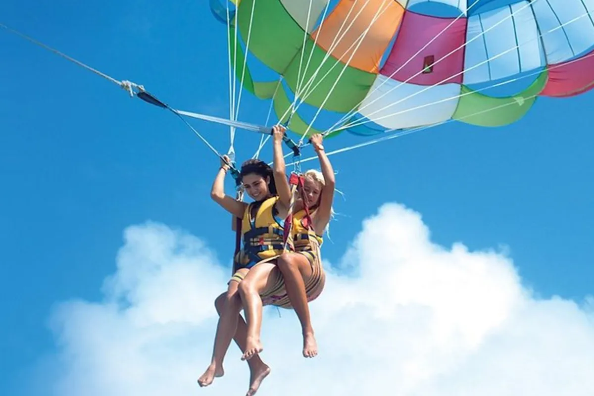 Parasailing Hurghada – lot nad Morzem Czerwonym z widokiem na wybrzeże